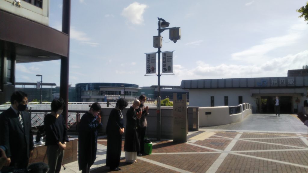 午前9時18分、増田和代さんは有志とともに黙祷（JR伊丹駅前）